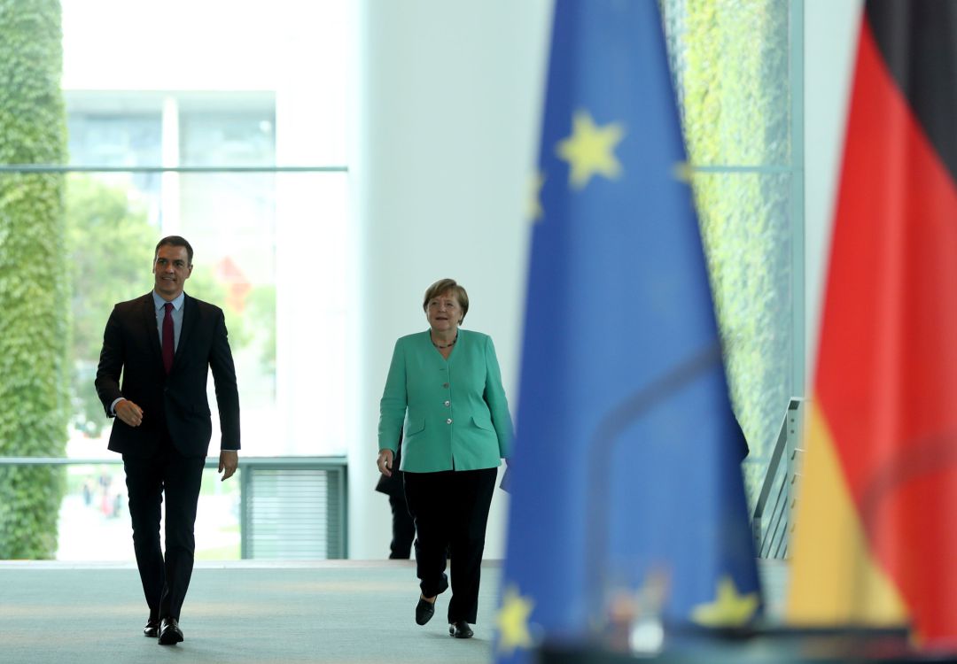 Pedro Sánchez pasea junto a Angela Merkel, tras su reunión en Alemania Pedro Sánchez pasea junto a Angela Merkel, tras su reunión en Alemania