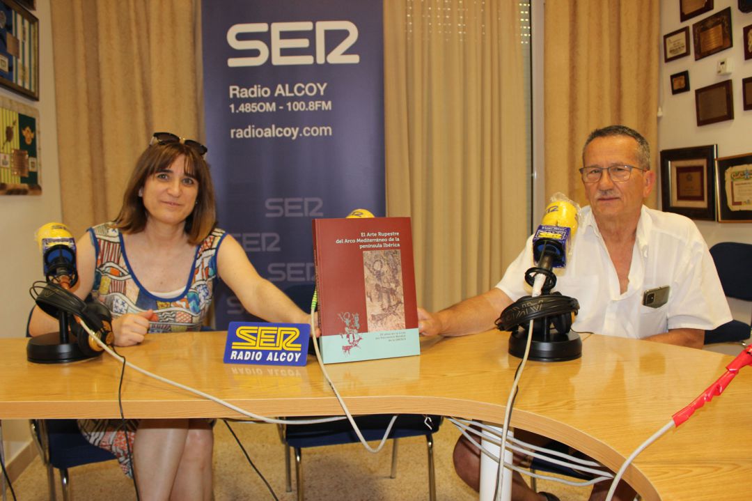 Palmira Torregrosa y Josep Maria Segura sostienen un ejemplar del libro sobre el congreso que tuvo lugar en Alcoy de La Sarga editado en parte por el Museu Camilo Vicedo Moltó Palmira Torregrosa y Josep Maria Segura sostienen un ejemplar del libro sobre el congreso que tuvo lugar en Alcoy de La Sarga editado en parte por el Museu Camilo Vicedo Moltó
