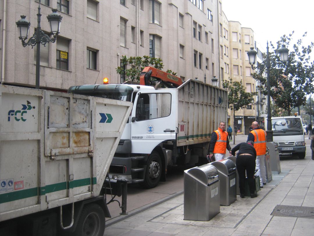 Dos empleados del servicio de recogida de limpieza en un momento de su jornada Dos empleados del servicio de recogida de limpieza en un momento de su jornada