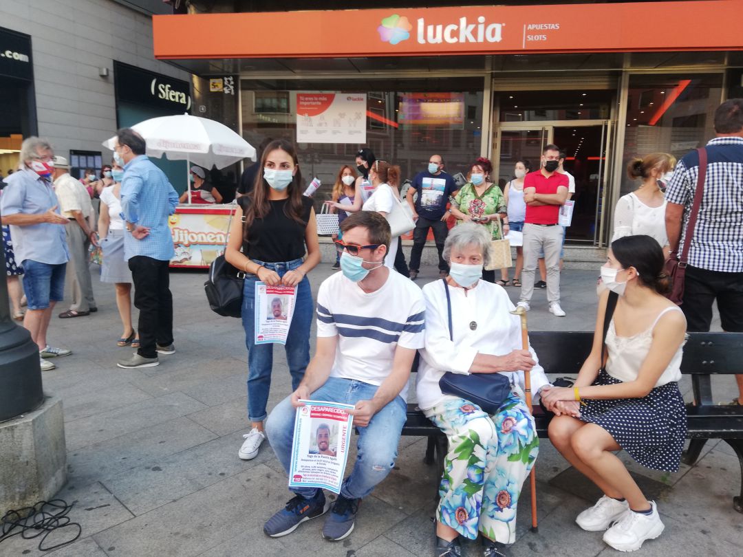 Decenas de personas acudieron a la concentración en la Plaza de Lazúrtegui Decenas de personas acudieron a la concentración en la Plaza de Lazúrtegui