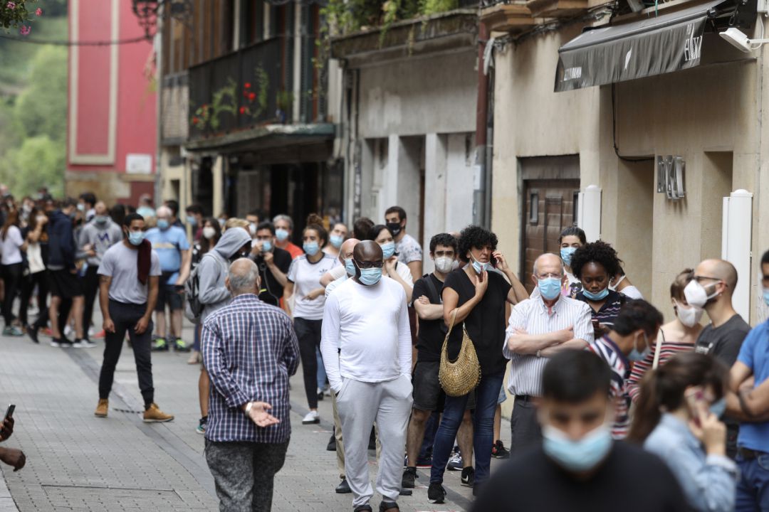 Vecinos de Ordizia hacen cola para realizarse un test de coronavirus en las carpas instaladas en el parque Barrena por el Ayuntamiento de Ordizia para realizar test ante el posible brote de COVID-19 (archivo) Vecinos de Ordizia hacen cola para realizarse un test de coronavirus en las carpas instaladas en el parque Barrena por el Ayuntamiento de Ordizia para realizar test ante el posible brote de COVID-19 (archivo)