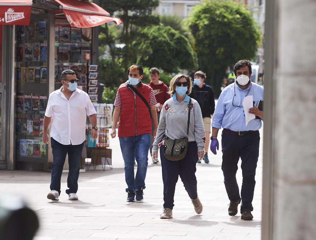 Transeúntes pasean por calles de Santander con mascarilla Transeúntes pasean por calles de Santander con mascarilla