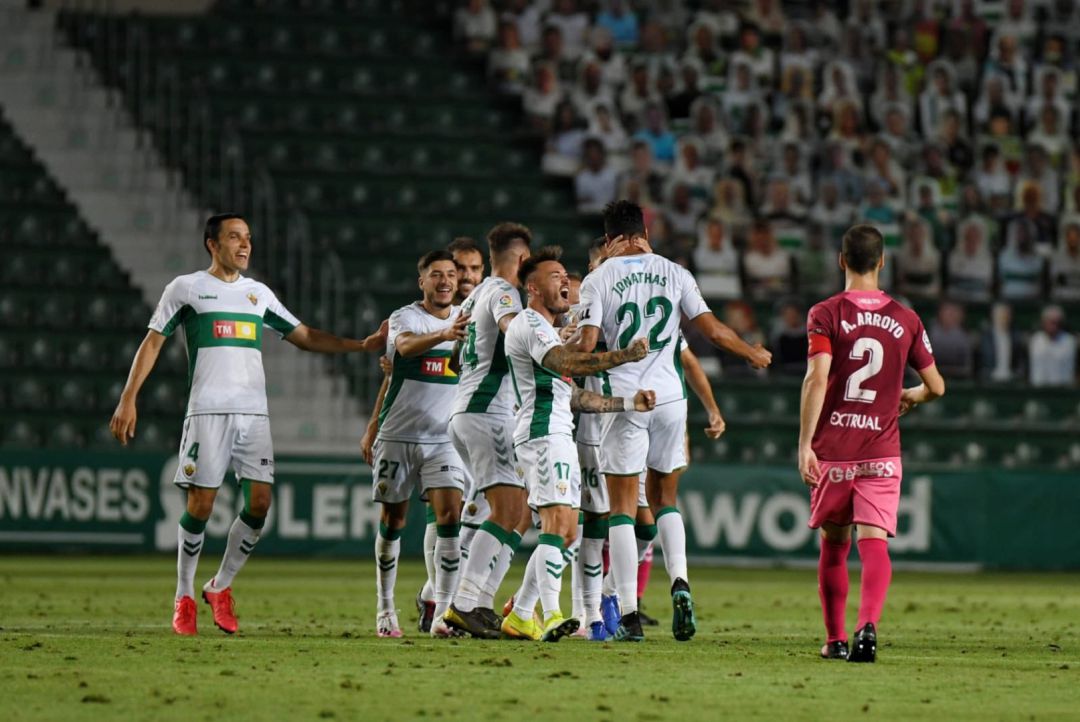 Los jugadores del Elche celebran el primer gol de Jonathas al Albacete Los jugadores del Elche celebran el primer gol de Jonathas al Albacete