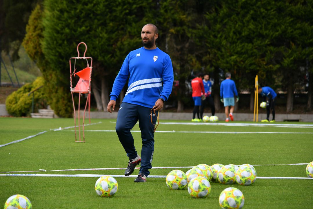 Álex Otero supervisa una sesión de entrenamientos de la SD Compostela Álex Otero supervisa una sesión de entrenamientos de la SD Compostela