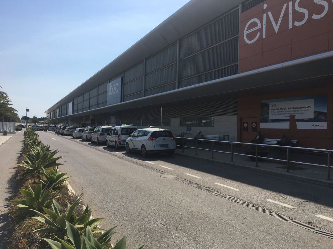 Imagen de archivo de taxis en el Aeropuerto de Ibiza Imagen de archivo de taxis en el Aeropuerto de Ibiza
