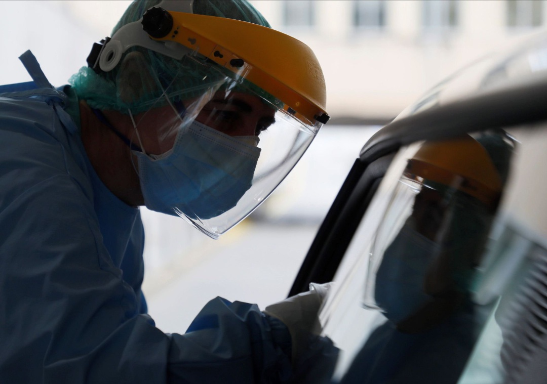 Miembros del personal sanitario del Hospital da Costa realizan PCR a los casos que estuvieron en contacto con algún positivo, en Burela, Lugo. Miembros del personal sanitario del Hospital da Costa realizan PCR a los casos que estuvieron en contacto con algún positivo, en Burela, Lugo.