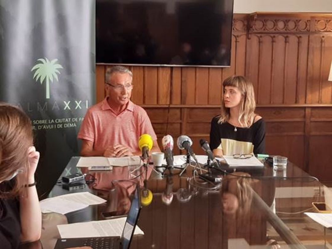 El secretario de Palma XXI, Jaume Garau, y la atropóloga Maria Cifre presentan el Estudio sobre la actividad económica y social en el centro histórico de Palma en tiempos de Covid-19 El secretario de Palma XXI, Jaume Garau, y la atropóloga Maria Cifre presentan el Estudio sobre la actividad económica y social en el centro histórico de Palma en tiempos de Covid-19