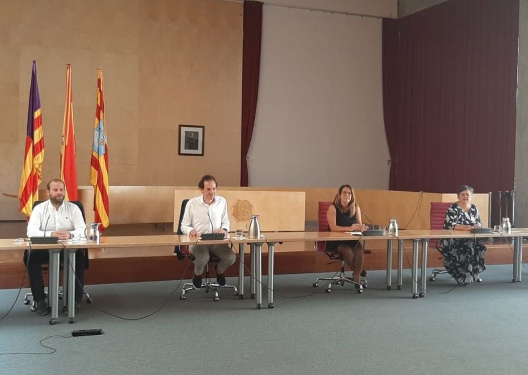 Govern, Consell i Ajuntaments uniran esforços per ajudar a les PIMEs a paliar les dificultats per la crisi. Govern, Consell i Ajuntaments uniran esforços per ajudar a les PIMEs a paliar les dificultats per la crisi.