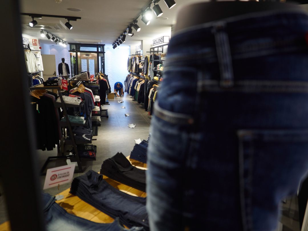 Detalle de los carteles informativos y señales de suelo del interior de una tienda de moda en Pamplona. Detalle de los carteles informativos y señales de suelo del interior de una tienda de moda en Pamplona.