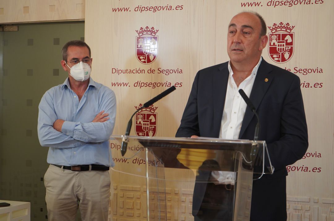 El presidente de la Diputación de Segovia, Miguel ángel de Vicente, acompañado del diputado Jaime Pérez, delegado de rescursos humanos El presidente de la Diputación de Segovia, Miguel ángel de Vicente, acompañado del diputado Jaime Pérez, delegado de rescursos humanos
