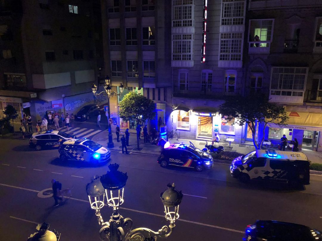 Coches de la Policía Local intervienen en la pelea de la calle García Barbón. Coches de la Policía Local intervienen en la pelea de la calle García Barbón.