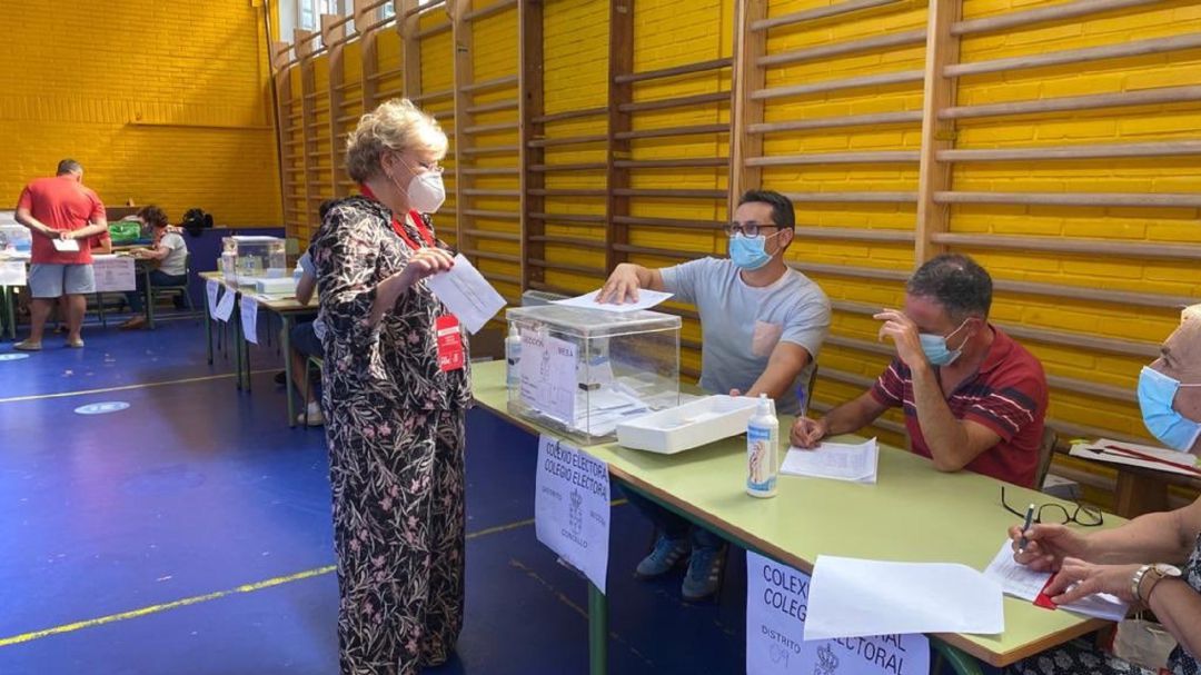 Isaura Abelairas ejerciendo su derecho a voto el pasado domingo Isaura Abelairas ejerciendo su derecho a voto el pasado domingo