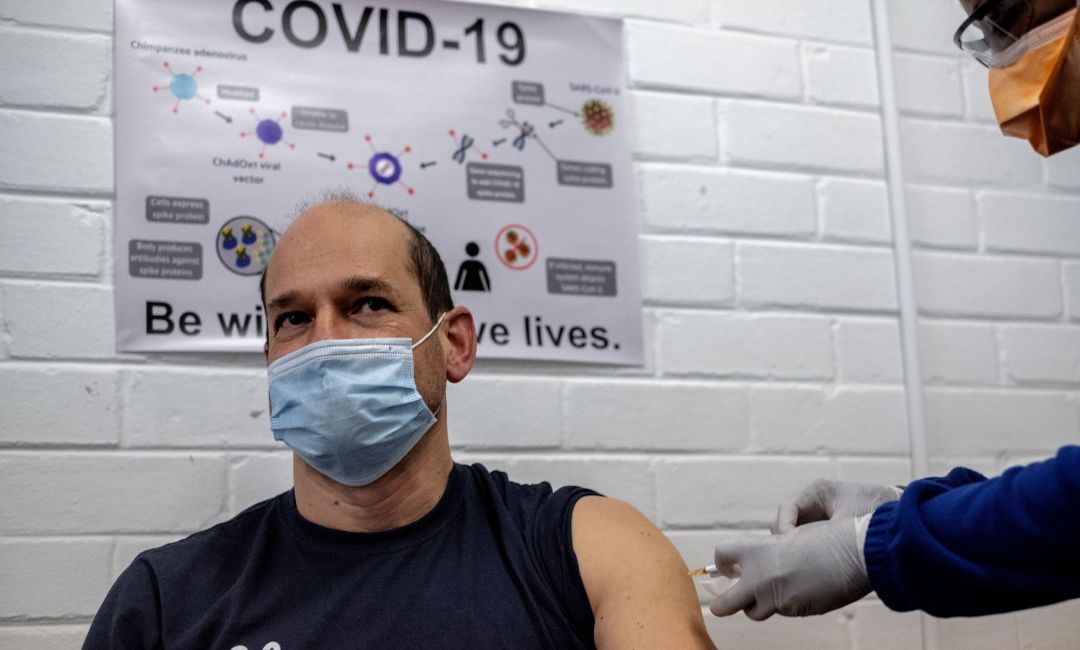 Un voluntario prueba el ensayo de la vacuna contra el coronavirus. Un voluntario prueba el ensayo de la vacuna contra el coronavirus.