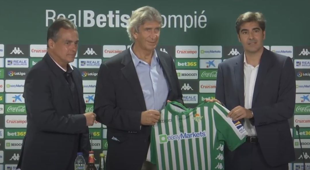 El divertido descuido de Pellegrini durante su presentación como entrenador del Betis El divertido descuido de Pellegrini durante su presentación como entrenador del Betis