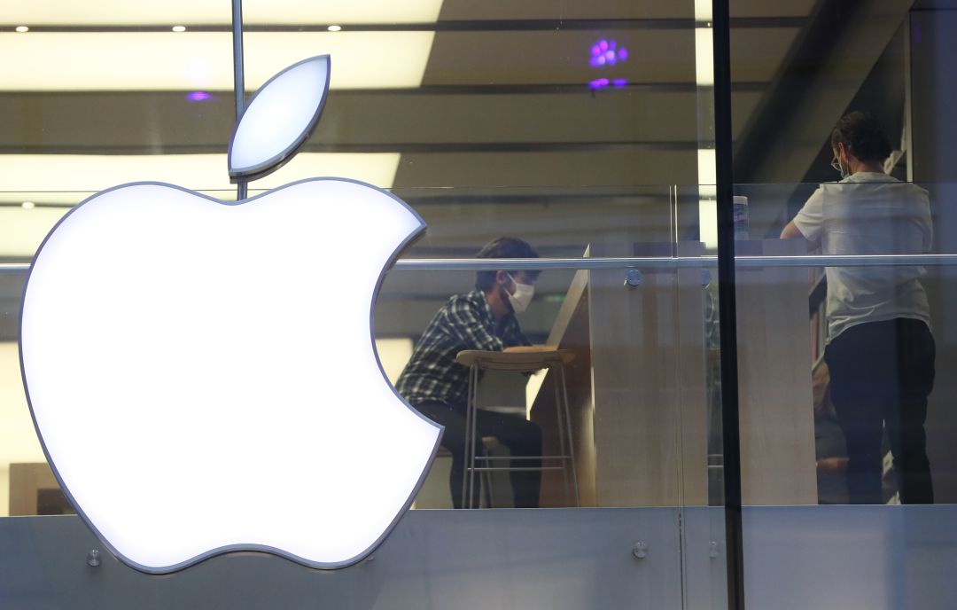 Logo de Apple en una tienda de la compañía en Belfast. Logo de Apple en una tienda de la compañía en Belfast.