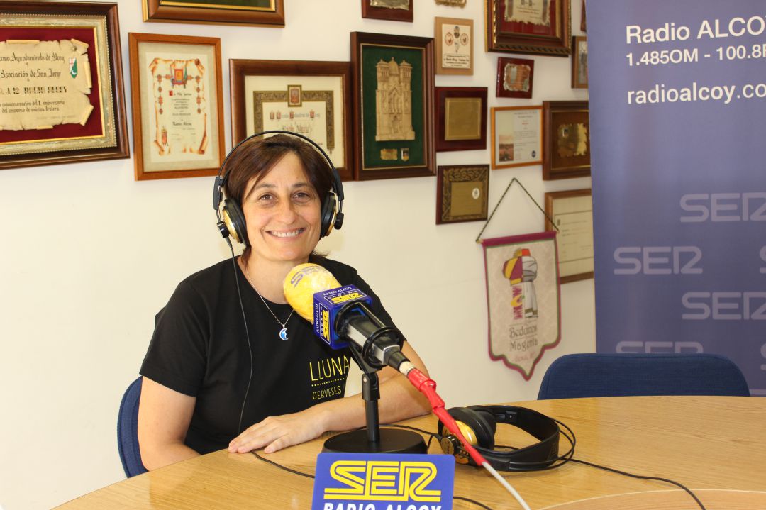 María Vicente, cofundadora de Cerveses Lluna, a l'estudi de Radio Alcoy. María Vicente, cofundadora de Cerveses Lluna, a l'estudi de Radio Alcoy.