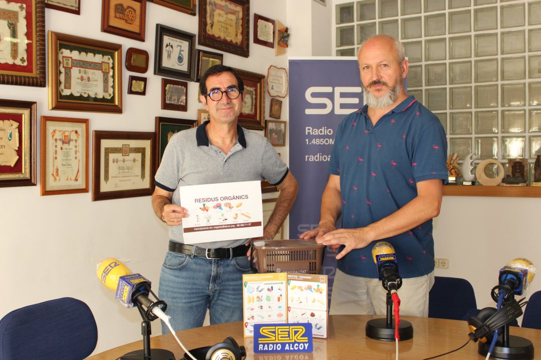 Jordi Silvestre, edil de Transición Ecológica, y Carles Samper, técnico de Medio Ambiente muestran parte del material que se facilitará a los ciudadanos que quieran sumarse a la campaña para que depositen los restos orgánicos en el contenedor marrón. Jordi Silvestre, edil de Transición Ecológica, y Carles Samper, técnico de Medio Ambiente muestran parte del material que se facilitará a los ciudadanos que quieran sumarse a la campaña para que depositen los restos orgánicos en el contenedor marrón.