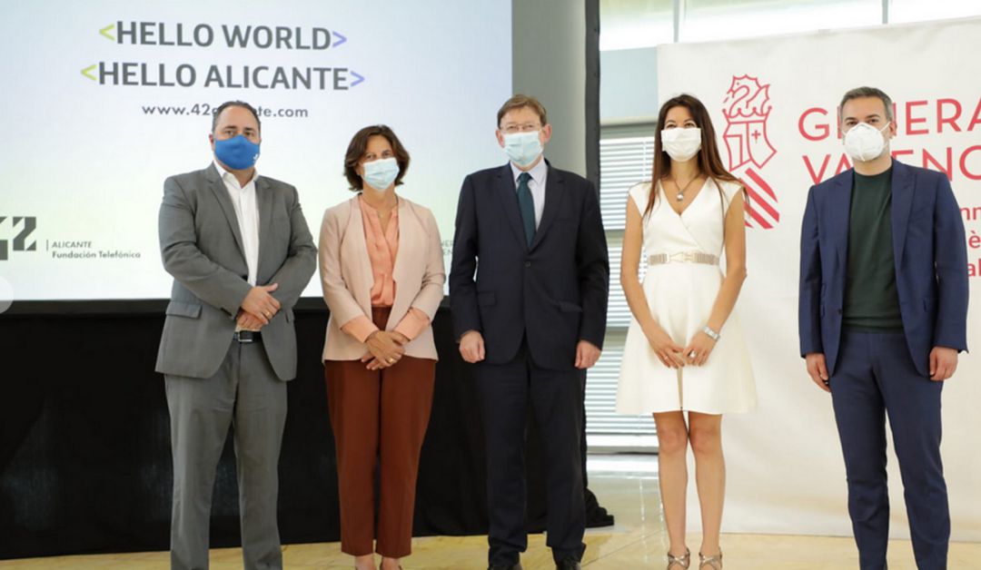 Ximo Puig, en el centro de la imagen, tras la presentación Ximo Puig, en el centro de la imagen, tras la presentación