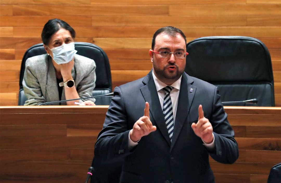 El presidente, Adrián Barbón, respondió a las preguntas de los grupos parlamentarios en el último Pleno del periodo de sesiones El presidente, Adrián Barbón, respondió a las preguntas de los grupos parlamentarios en el último Pleno del periodo de sesiones