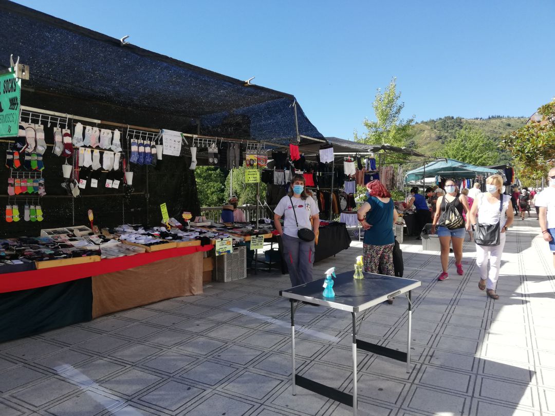 Poca afluencia de clientes en el primer día de vuelta de textil y los complementos al mercado de Ponferrada Poca afluencia de clientes en el primer día de vuelta de textil y los complementos al mercado de Ponferrada