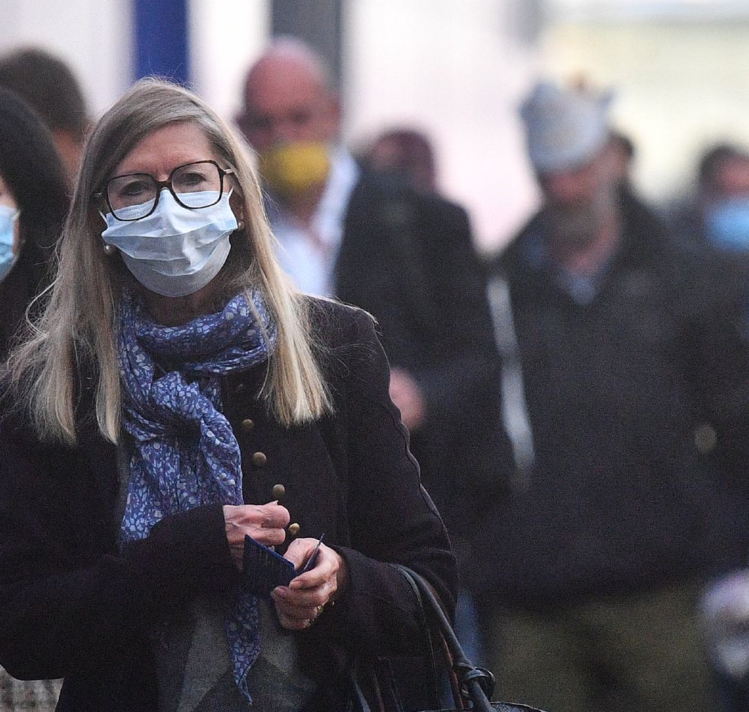 Mujeres con mascarillas Mujeres con mascarillas
