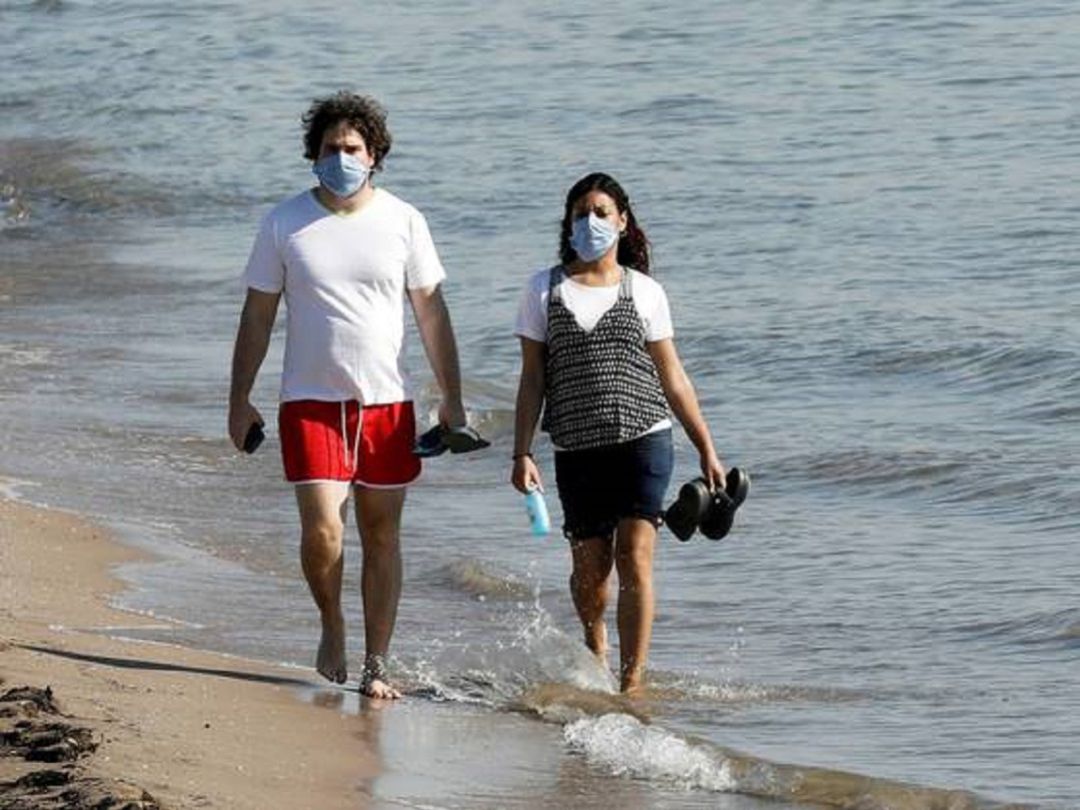 Una pareja pasea por la playa Una pareja pasea por la playa