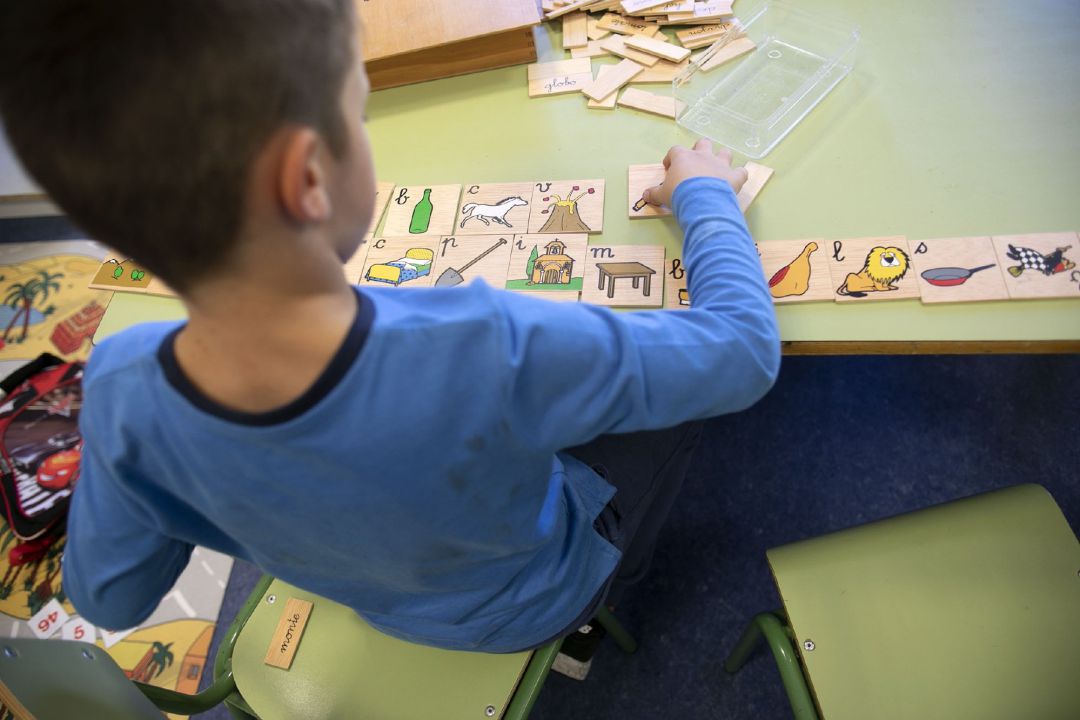 Niño juega en un centro educativo. Niño juega en un centro educativo.