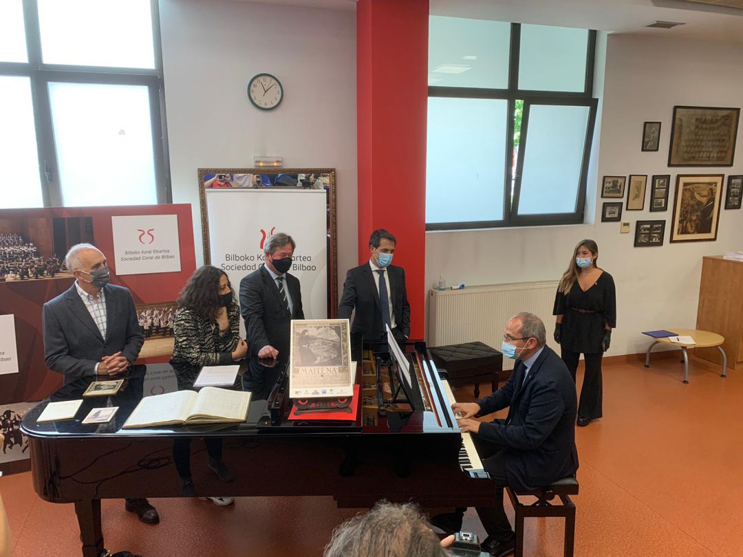 El gerente de la Sociedad Coral de Bilbao, Íñigo Alberdi, toca el piano ante la mirada del consejero de Cultura, Bingen Zupiria, y la diputada foral de Cultura de Bizkaia, Lorea Bilbao El gerente de la Sociedad Coral de Bilbao, Íñigo Alberdi, toca el piano ante la mirada del consejero de Cultura, Bingen Zupiria, y la diputada foral de Cultura de Bizkaia, Lorea Bilbao