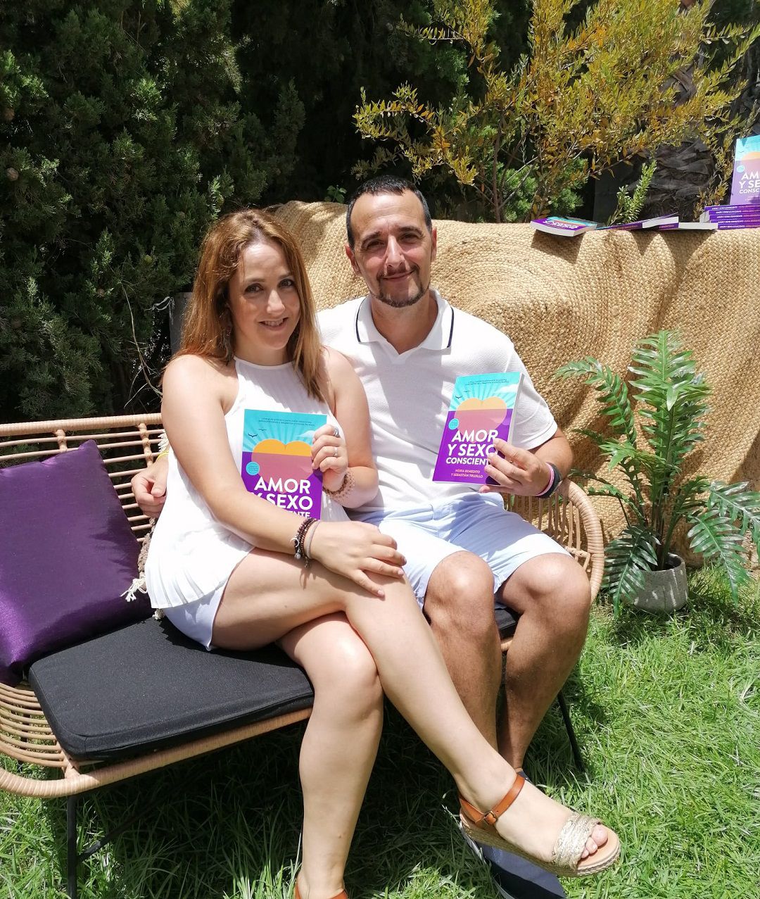 Lidia Munuera y Felipe Conesa, pareja de San Pedro del Pinatar y propietarios de la Boutique Erótica 'Infinity Love' han sido protagonistas de uno de los cinco capítulos del libro 'Amor y Sexo consciente.' Lidia Munuera y Felipe Conesa, pareja de San Pedro del Pinatar y propietarios de la Boutique Erótica 'Infinity Love' han sido protagonistas de uno de los cinco capítulos del libro 'Amor y Sexo consciente.'