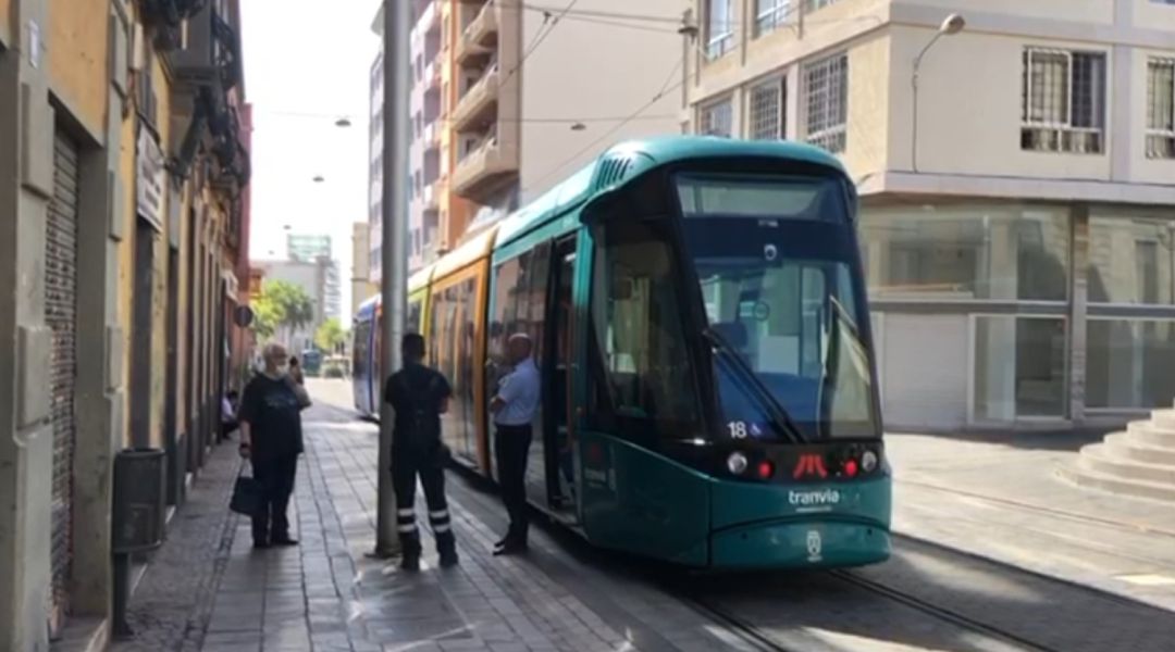 Tranvía afectado por el cero energético en Ángel Guimerá Tranvía afectado por el cero energético en Ángel Guimerá