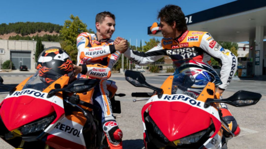 Alex Crivillé junto a Jorge Lorenzo en una imagen de archivo Alex Crivillé junto a Jorge Lorenzo en una imagen de archivo