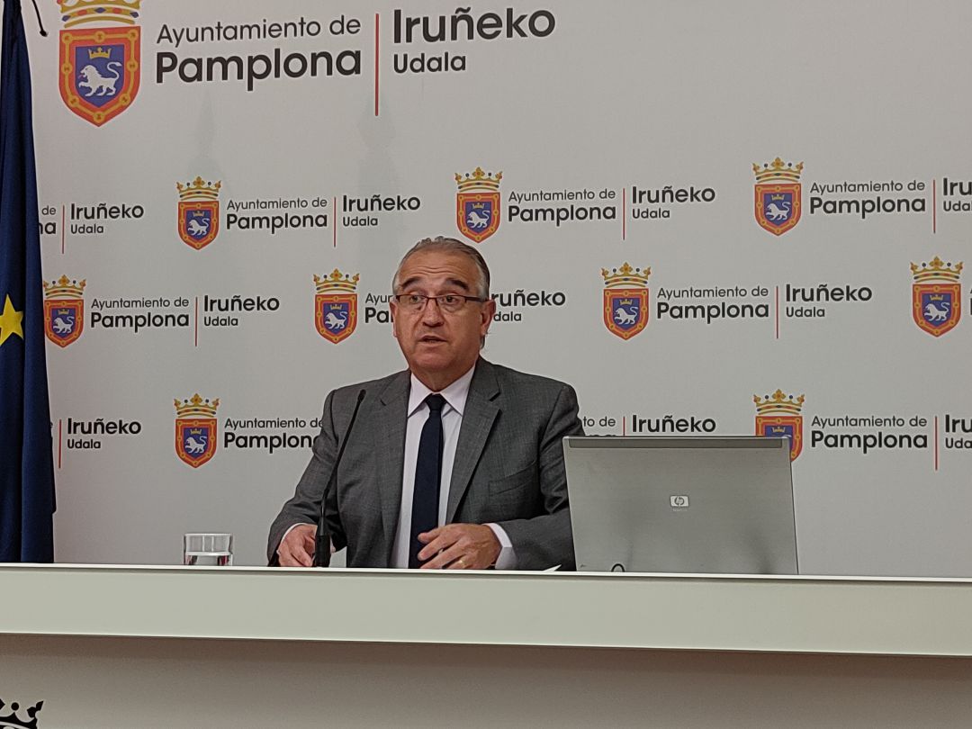 Enrique Maya, alcalde de Pamplona, durante la rueda de prensa de balance. Enrique Maya, alcalde de Pamplona, durante la rueda de prensa de balance.