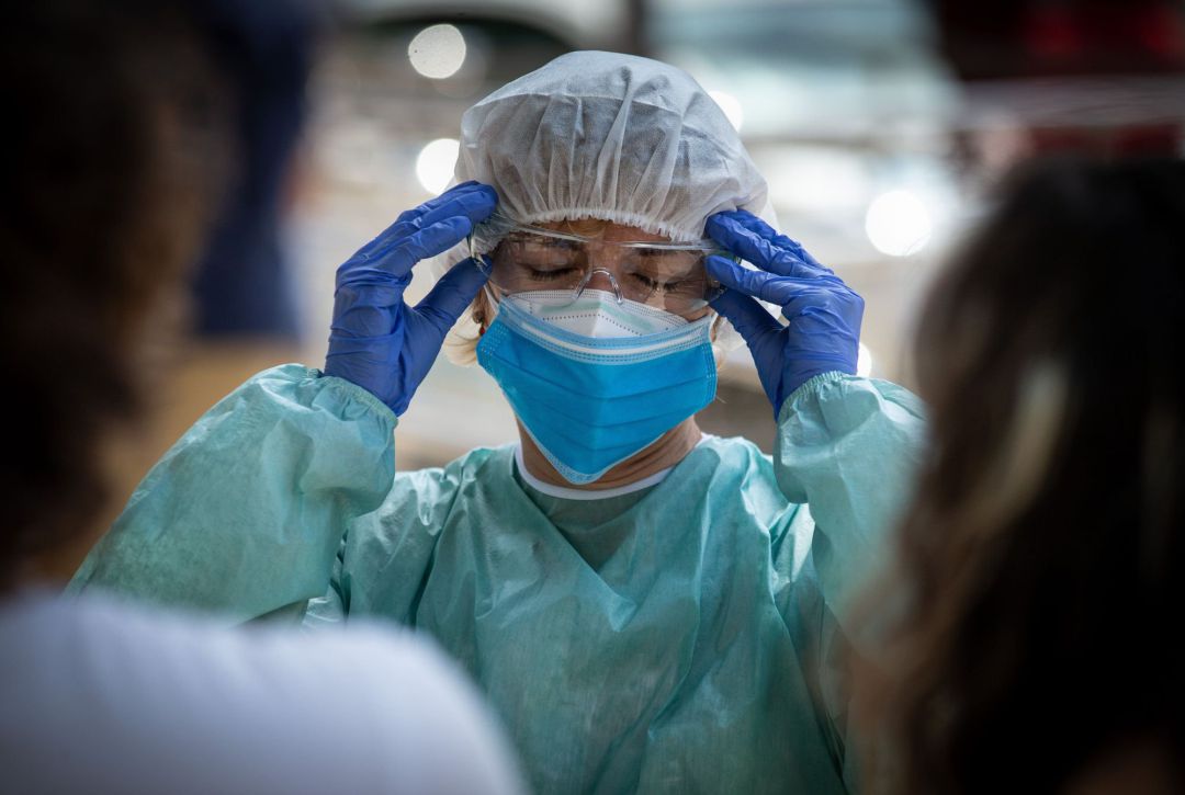Una sanitaria se prepara antes de entrar en la carpa provisional que amplía la capacidad del CAP Prat de la Riba de Lleida, donde se centraliza la atención a los posibles afectados por la covid-19, Una sanitaria se prepara antes de entrar en la carpa provisional que amplía la capacidad del CAP Prat de la Riba de Lleida, donde se centraliza la atención a los posibles afectados por la covid-19,