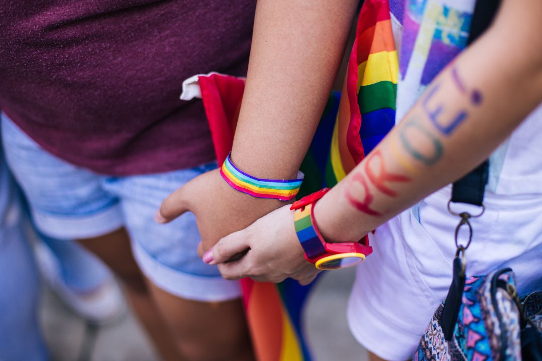 Dos hombres cumplirán una pena de seis meses de prisión por insultar y pegar a una pareja homosexual que estaba cogida de la mano en la puerta de un pub de la localidad valenciana de Picassent Dos hombres cumplirán una pena de seis meses de prisión por insultar y pegar a una pareja homosexual que estaba cogida de la mano en la puerta de un pub de la localidad valenciana de Picassent
