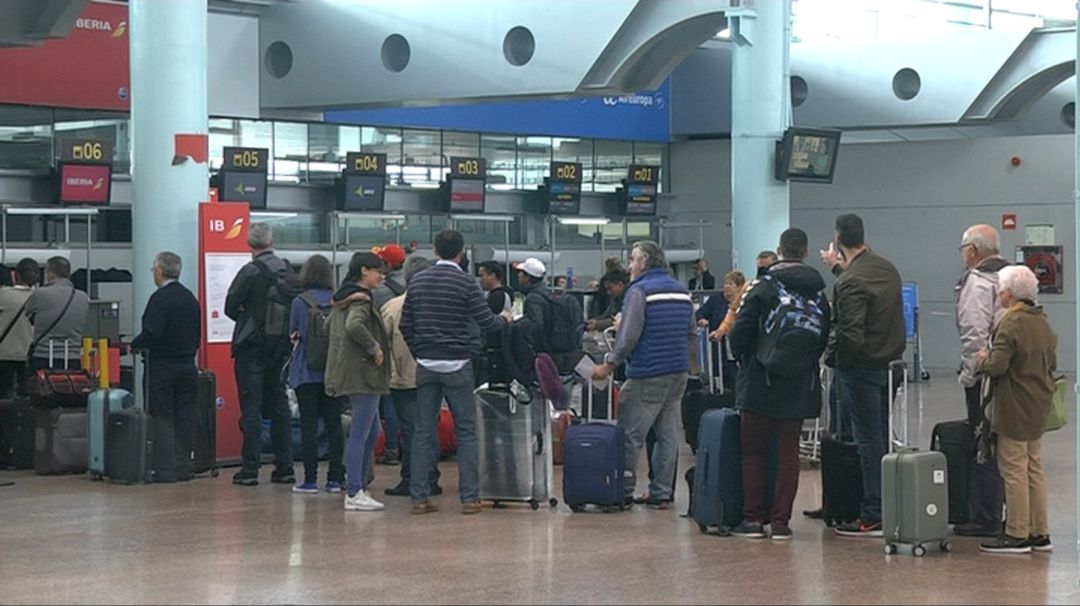 Pasajeros facturando maletas en el aeropuerto vigués de Peinador. Pasajeros facturando maletas en el aeropuerto vigués de Peinador.