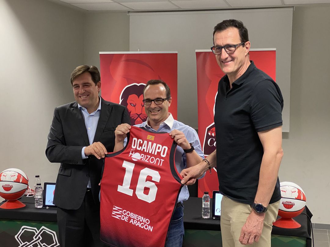 Diego Ocampo posa con su camiseta de Casademont Zaragoza junto al director deportivo y el presidente del Club Diego Ocampo posa con su camiseta de Casademont Zaragoza junto al director deportivo y el presidente del Club