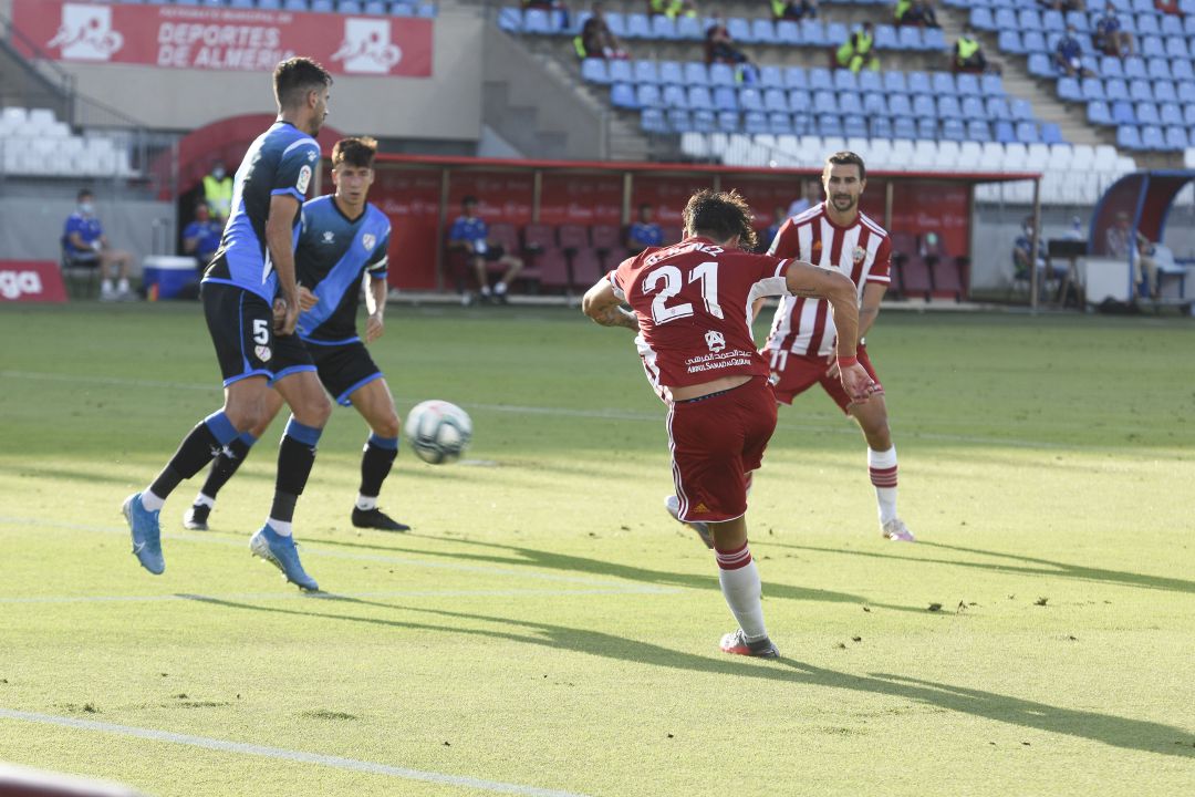 Darwin dispara a gol tras romper la cintura de Esteban Saveljich. Darwin dispara a gol tras romper la cintura de Esteban Saveljich.