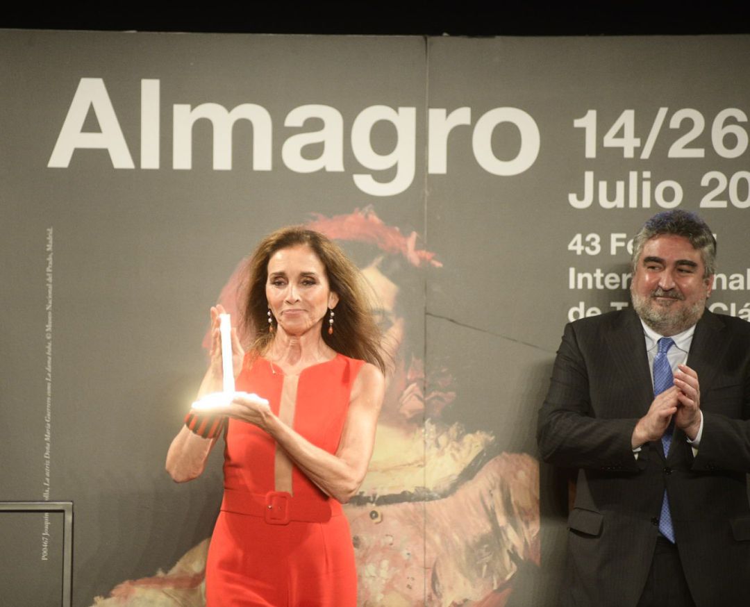 Ana Belén recoge la estatuilla del Premio Corral de Comedias de Almagro, que simboliza una viga del Corral de Comedias Ana Belén recoge la estatuilla del Premio Corral de Comedias de Almagro, que simboliza una viga del Corral de Comedias