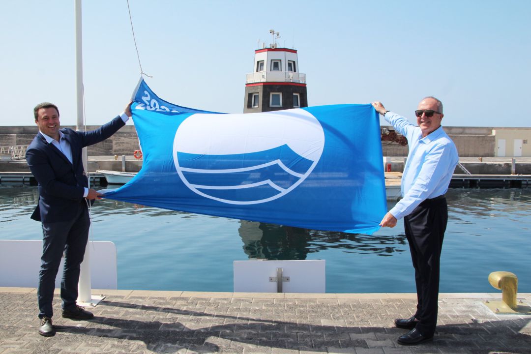El alcalde de Yaiza, Óscar Noda, junto al presidente de Calero Marinas, José Calero. El alcalde de Yaiza, Óscar Noda, junto al presidente de Calero Marinas, José Calero.