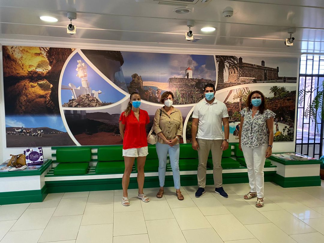 El consejero de los Centros de Arte, Cultura y Turismo, Benjamín Perdomo, con representantes del CIFP Zonzamas. El consejero de los Centros de Arte, Cultura y Turismo, Benjamín Perdomo, con representantes del CIFP Zonzamas.