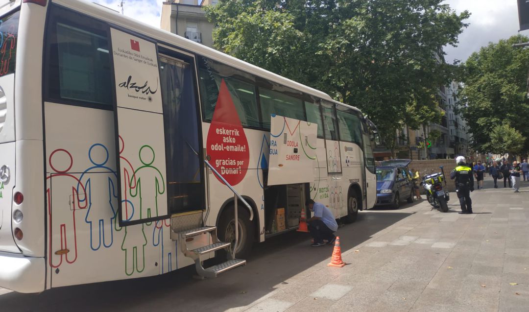 La unidad móvil de la asociación de donantes de sangre de Álava en la calle Postas frente a la fundación Vital La unidad móvil de la asociación de donantes de sangre de Álava en la calle Postas frente a la fundación Vital