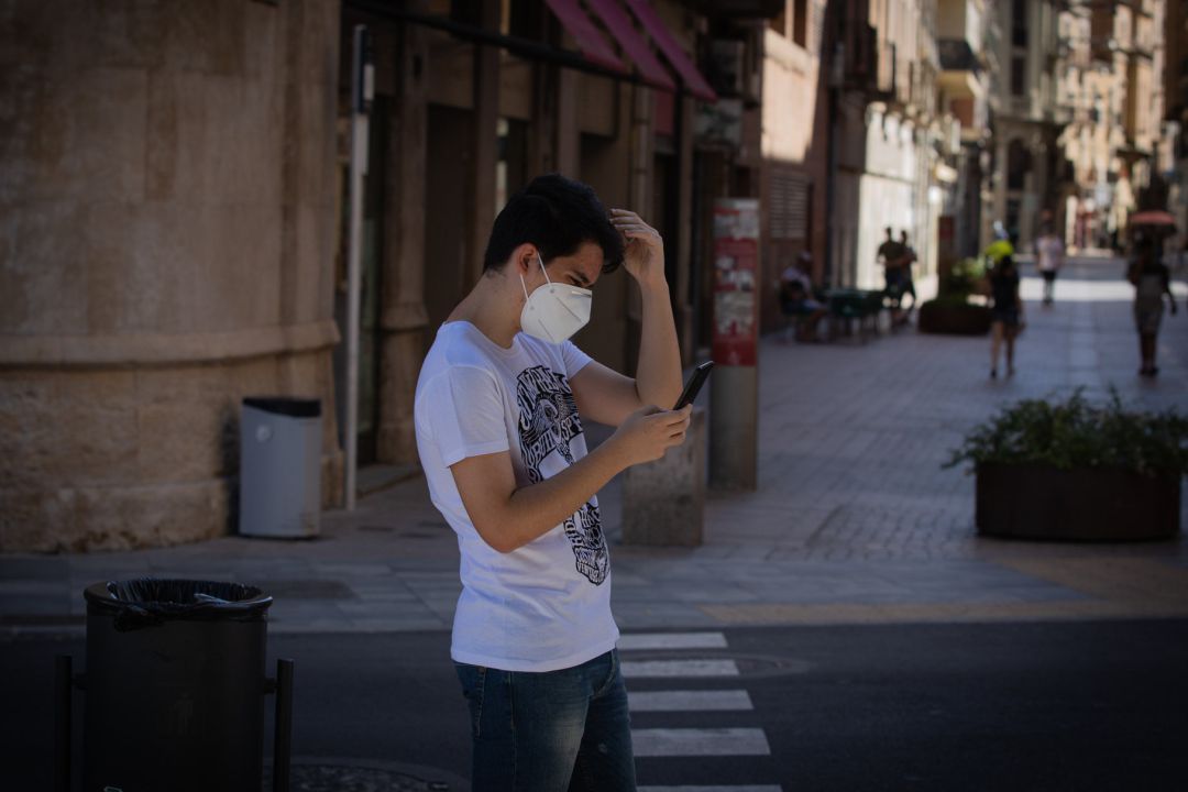 Un joven protegido con mascarilla camina por una calle del centro de Lleida. Un joven protegido con mascarilla camina por una calle del centro de Lleida.