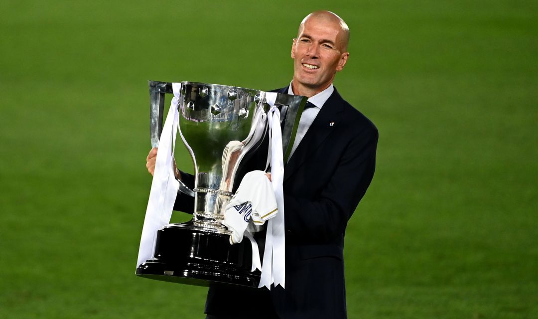 Zinedine Zidane, con el trofeo de la Liga 2019-20. Zinedine Zidane, con el trofeo de la Liga 2019-20.