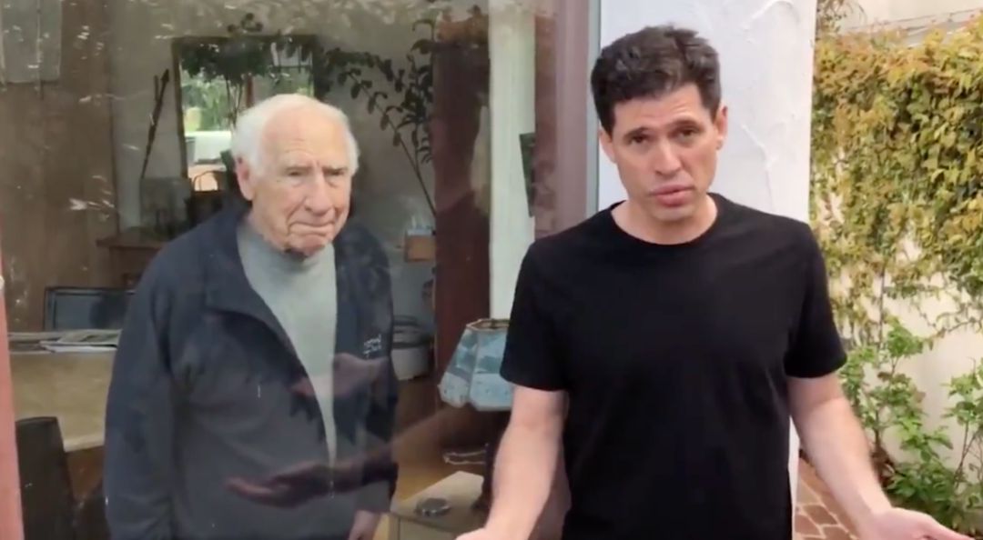 Imagen de Max Brooks durante la pandemia junto a su padre, el cineasta Mel Brooks Imagen de Max Brooks durante la pandemia junto a su padre, el cineasta Mel Brooks