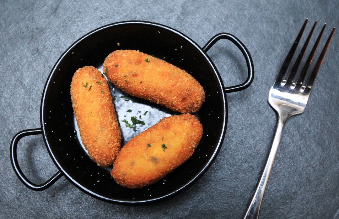 Cómo hacer unas croquetas de jamón al estilo Alberto Chicote. Cómo hacer unas croquetas de jamón al estilo Alberto Chicote.
