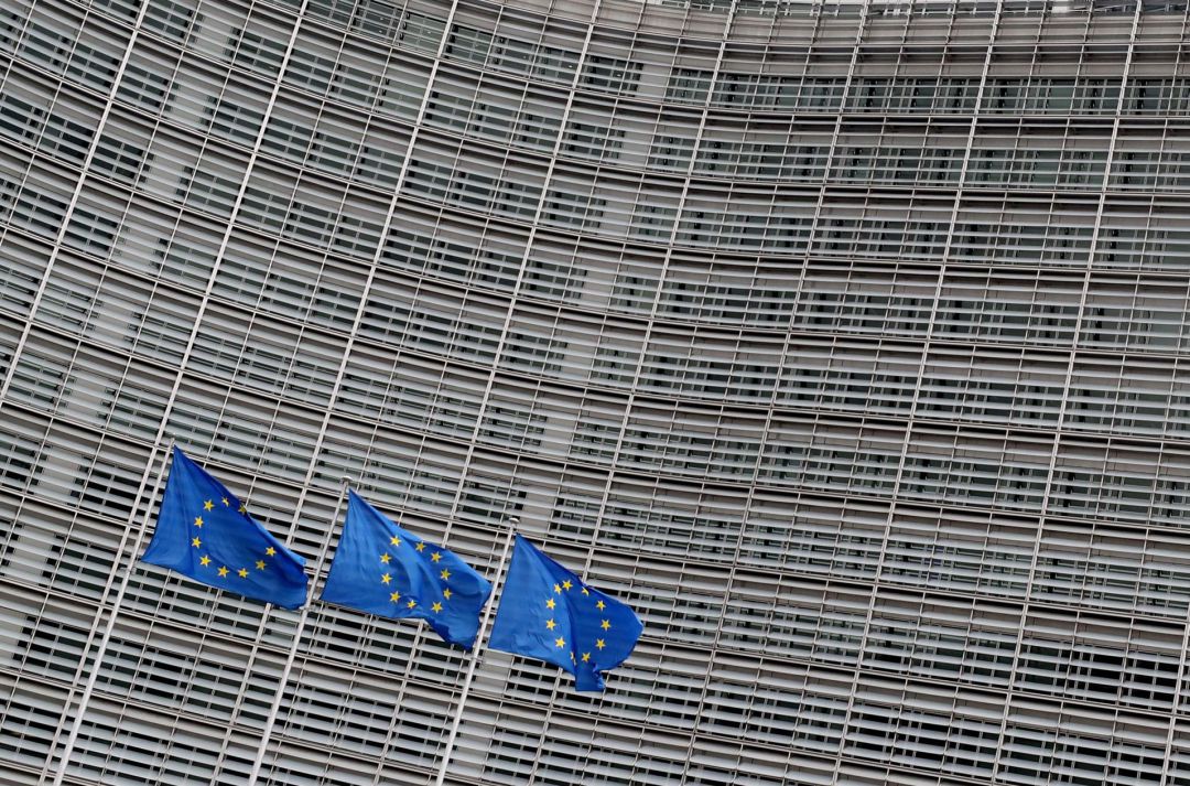 Banderas de la UE ondean en la Comisión Europea. Banderas de la UE ondean en la Comisión Europea.