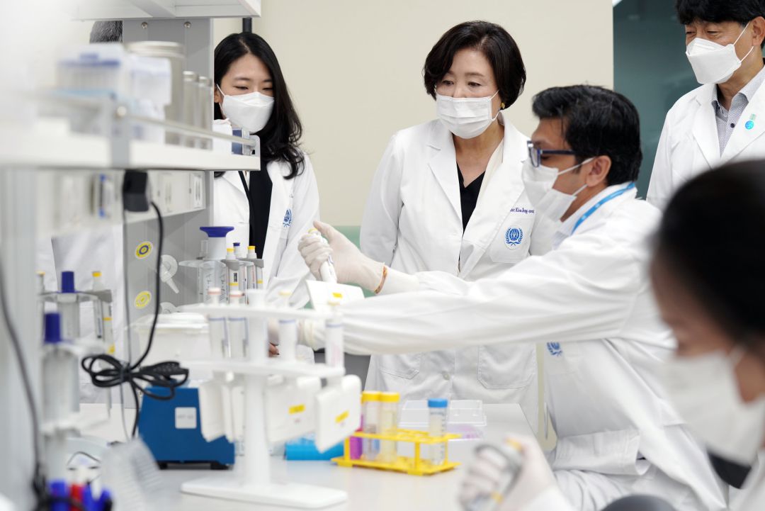 La primera dama de Corea del Sur, Kim Jung Sook, visita un laboratorio de investigación de coronavirus. La primera dama de Corea del Sur, Kim Jung Sook, visita un laboratorio de investigación de coronavirus.