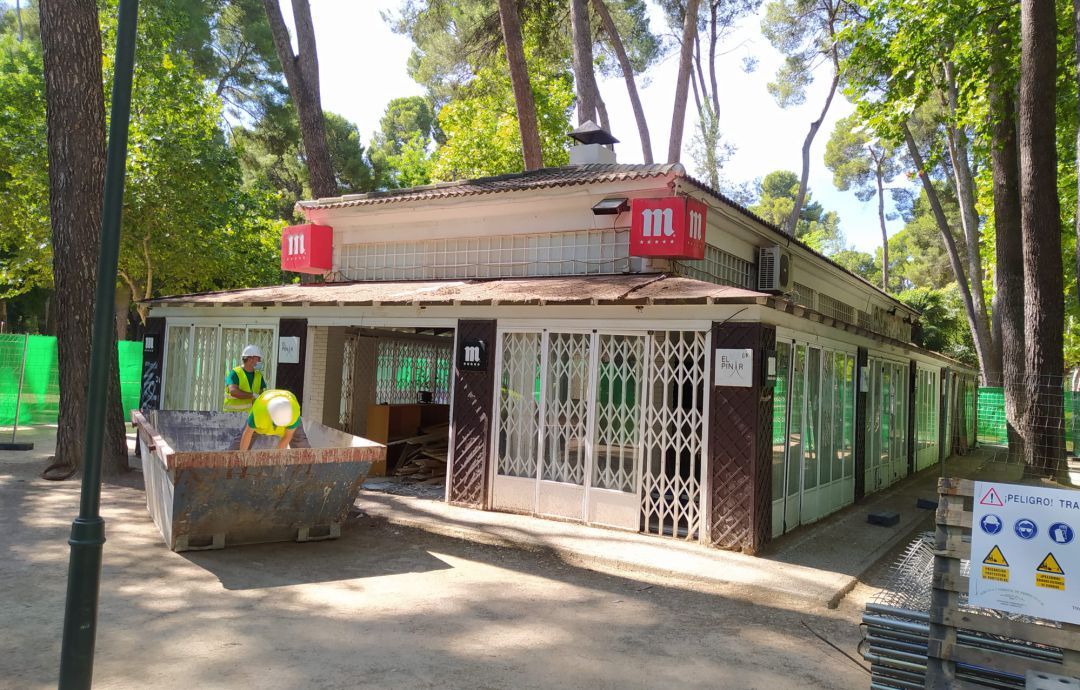Los operarios desmontan el refrescante Los operarios desmontan el refrescante