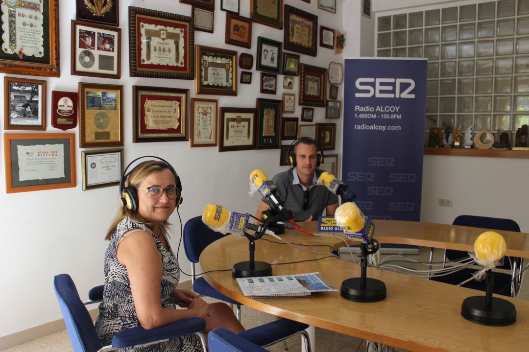 Marián Castelló, directora del taller d'ocupació, i Alberto Belda, regidor d'Empresa i Ocupació, després de l'entrevista en Hoy por Hoy Alcoy. Marián Castelló, directora del taller d'ocupació, i Alberto Belda, regidor d'Empresa i Ocupació, després de l'entrevista en Hoy por Hoy Alcoy.