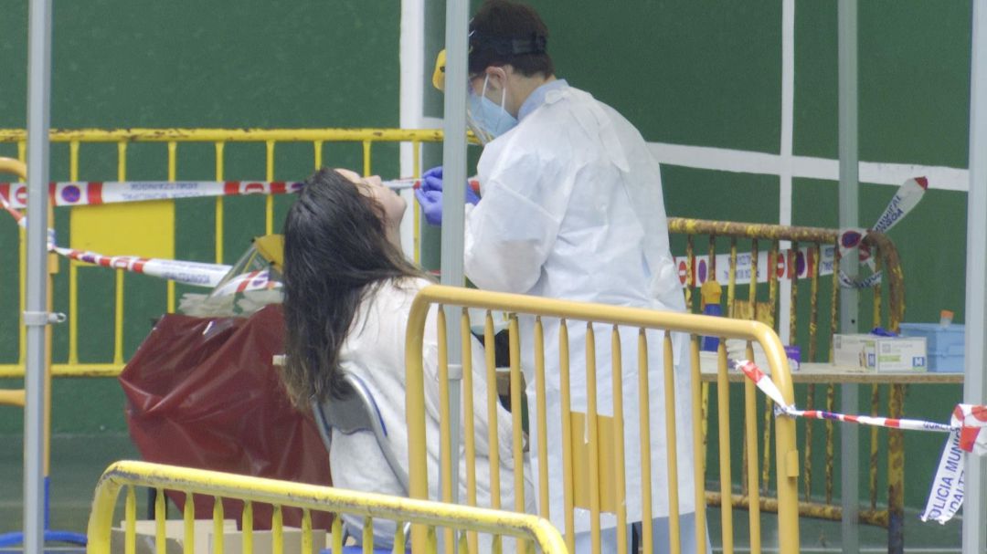 Una vecina de Tolosa se somete a la prueba PCR
Una vecina de Tolosa se somete a la prueba PCR